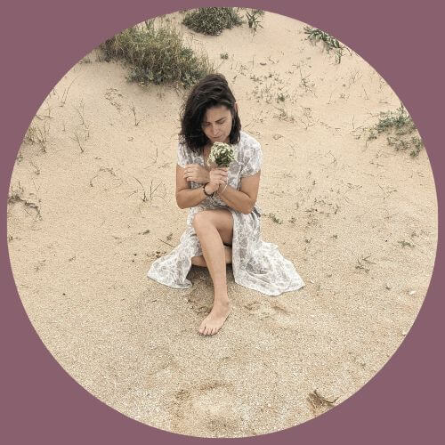 Vannia sentada en la playa
